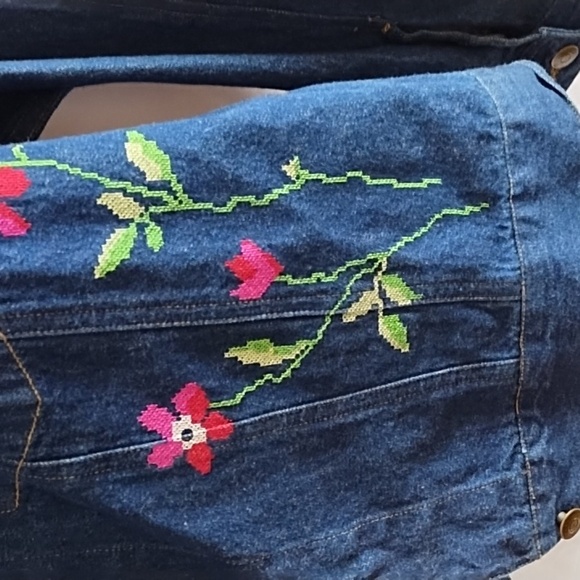 Coldwater Creek denim jacket with floral stitching. Size L - Picture 4 of 7
